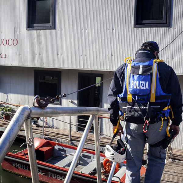 Unità nautica verso una bonifica del tevere con il supporto dei vigili del fuoco.