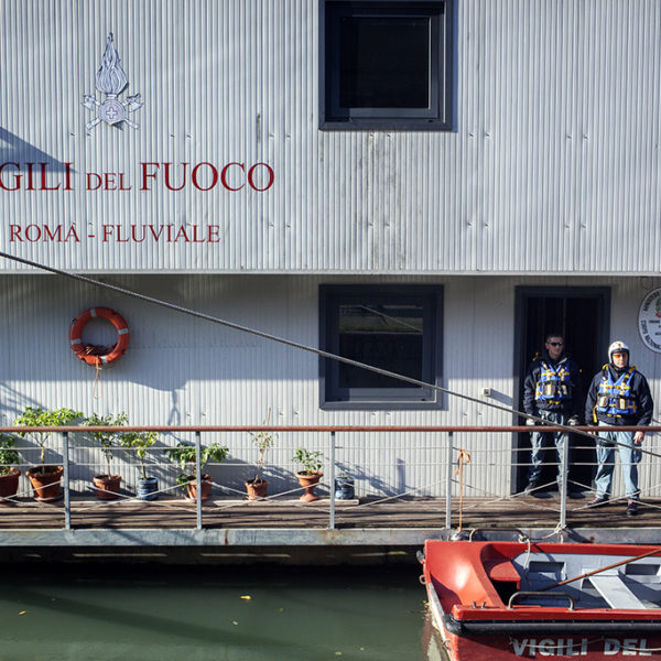 Unità nautica verso una bonifica del tevere con il supporto dei vigili del fuoco.