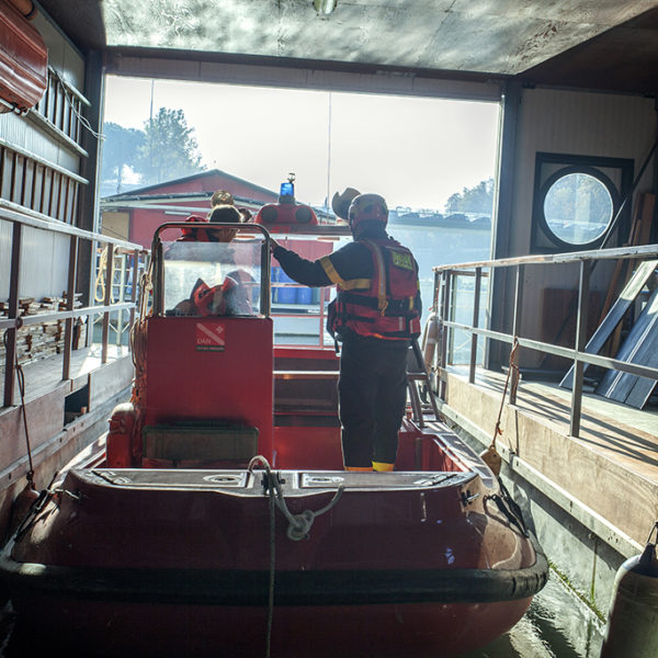 Unità nautica verso una bonifica del tevere con il supporto dei vigili del fuoco.