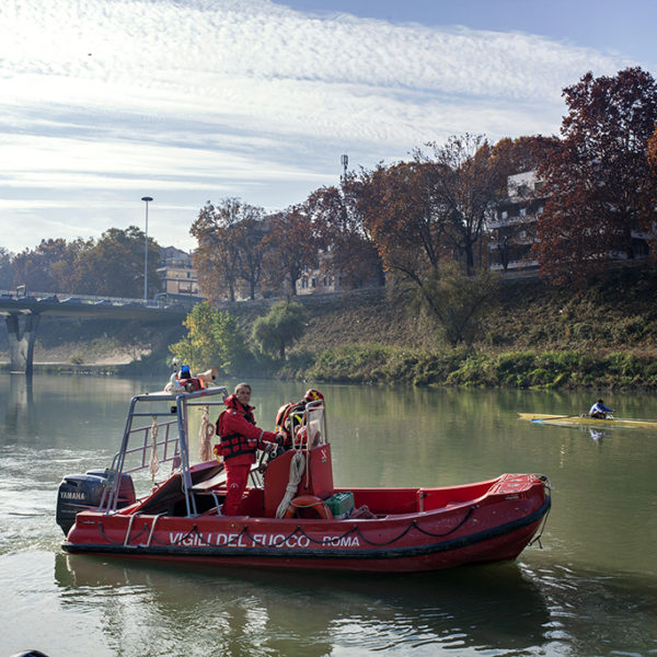 Unità nautica verso una bonifica del tevere con il supporto dei vigili del fuoco.