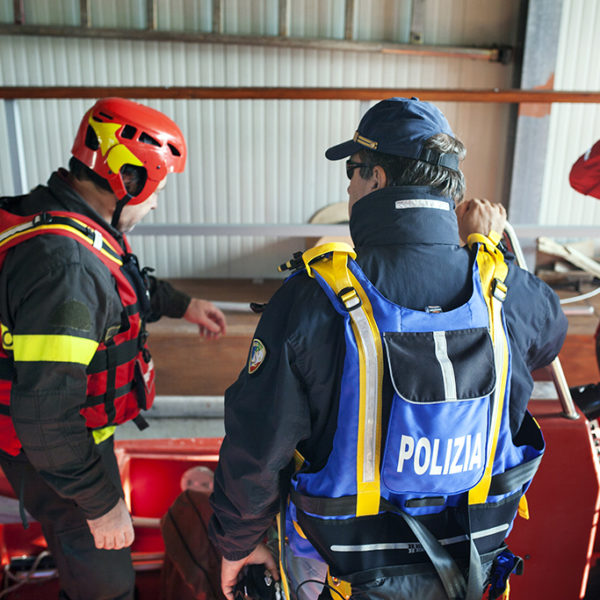 Unità nautica verso una bonifica del tevere con il supporto dei vigili del fuoco.