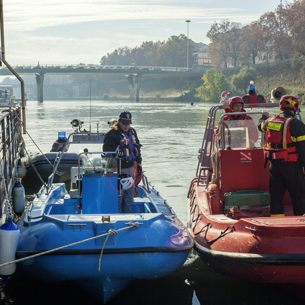 Organizzazione dell'unità nautica verso una bonifica del tevere con il supporto dei vigili del fuoco.