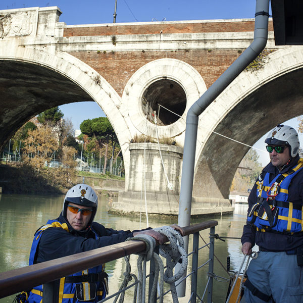 Organizzazione dell'unità nautica verso una bonifica del tevere con il supporto dei vigili del fuoco.