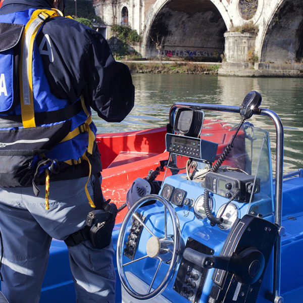 Organizzazione dell'unità nautica verso una bonifica del tevere con il supporto dei vigili del fuoco.