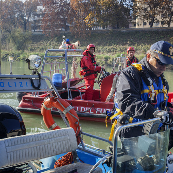 Organizzazione dell'unità nautica verso una bonifica del tevere con il supporto dei vigili del fuoco.