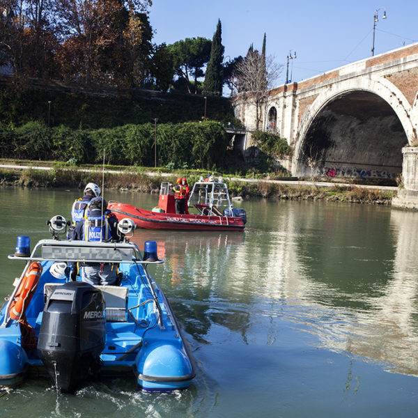 Inizio operazione di bonifica sul tevere dell'unità nautica della polizia con il supporto dei vigili del fuoco.