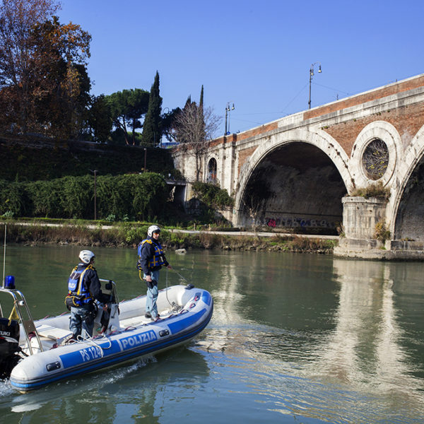 Inizio operazione di bonifica sul tevere dell'unità nautica della polizia con il supporto dei vigili del fuoco.