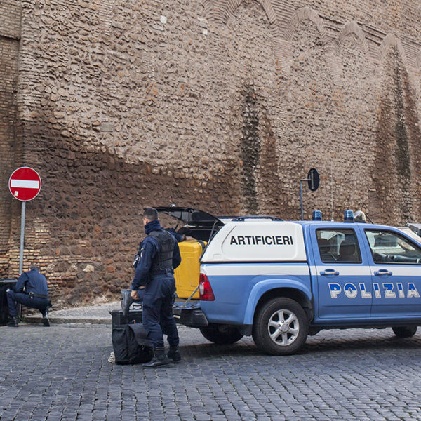 Apertura e verifica del pacco sospetto.