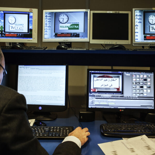 Translating Italian to Arab in control room at Tg Luna World News.
Caserta 2015.