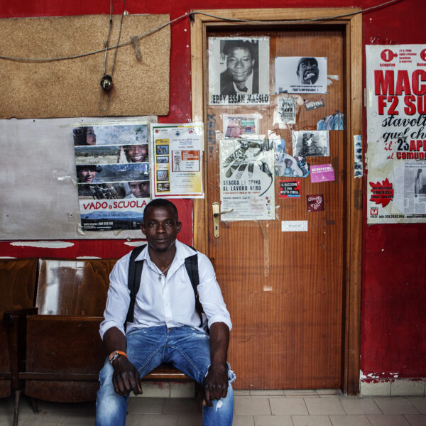 Feeling the blues at the Senegalese shelter, a hemp factory disused.
Caserta 2015.